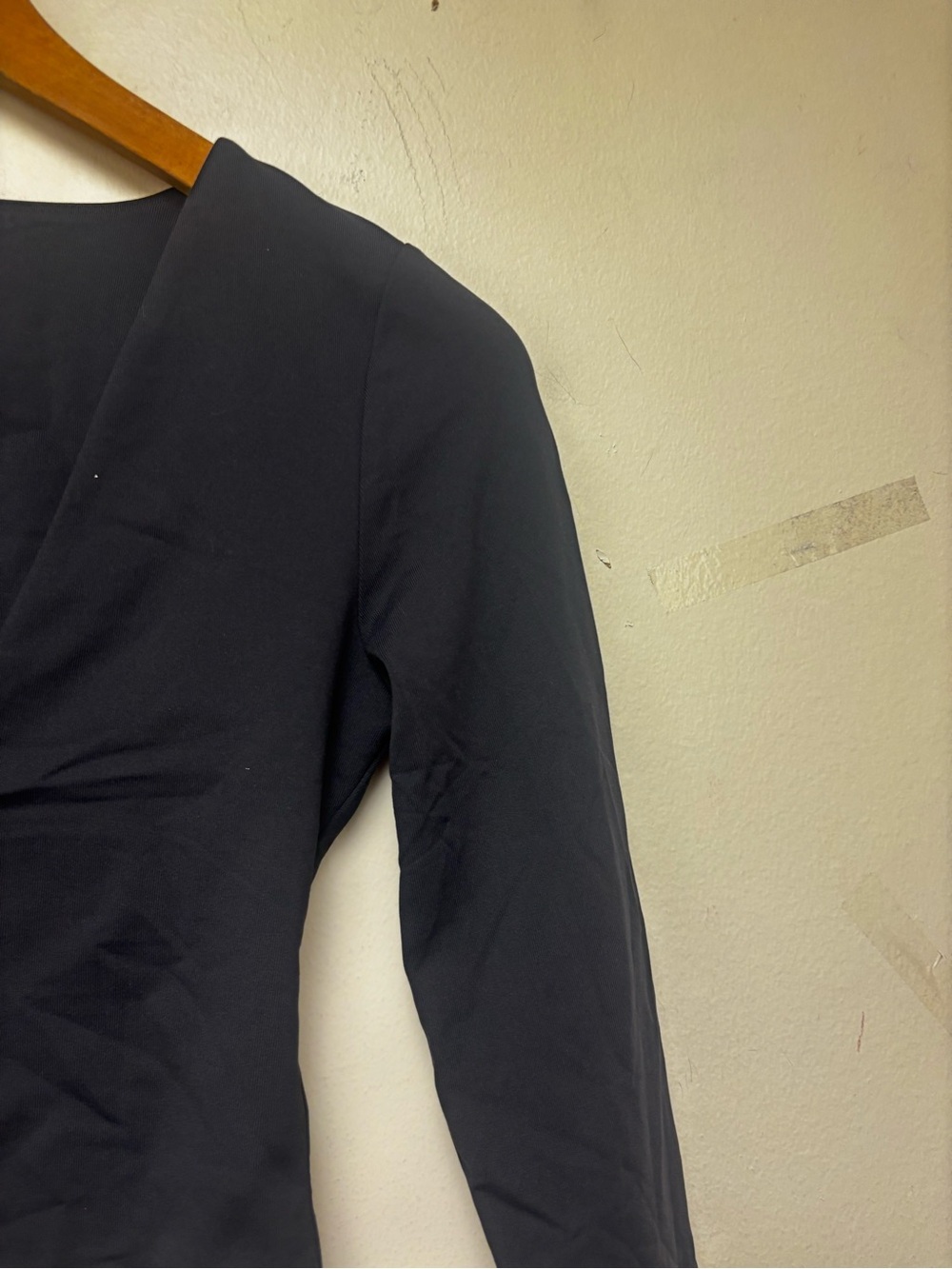 Babaton Contour V Neck Longsleeve Top - Picture 8 of 11